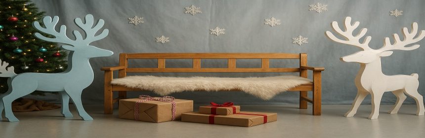 motiv prazničnega vzdušja, klopca, darila, novoletna jelka, jelenčki iz stiropora